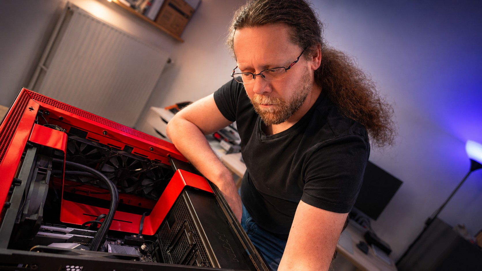 Bastien en intervention sur un PC fixe dans l'atelier Blue Box Labs à Angleur